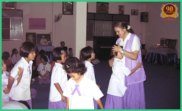 angela-loraine-with-children-in-prayer-room-after-earlymorning-prayer-and-meditationsession.jpg