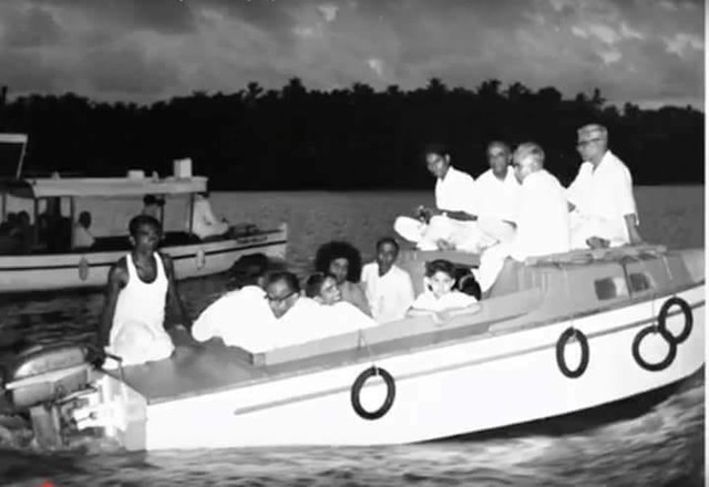 1027886572_Kerala-BabawithDevotiesinBoat1957.thumb.jpg.4eb44f691835c6953394f887a2d6fb61.jpg